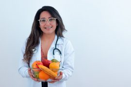 nutritionniste femme avec bol de fruits